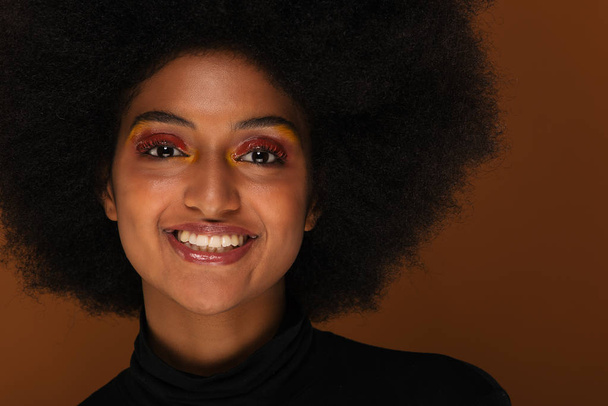 Portrét docela afro americké ženy ve studiu krásy relace - krásná dívka pózuje na barevné pozadí - Fotografie, Obrázek