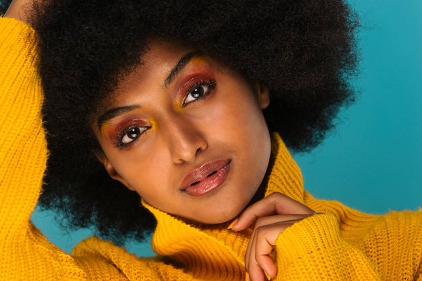 Portrait of pretty afro american woman in a studio for a beauty session - Beautiful girl posing on colored background - Fotografie, Obrázek