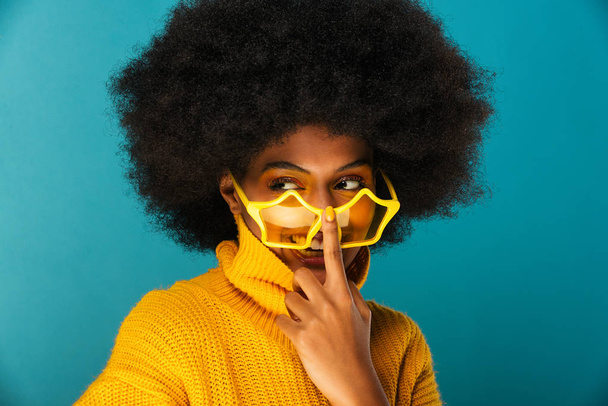 Portrét docela afro americké ženy ve studiu krásy relace - krásná dívka pózuje na barevné pozadí - Fotografie, Obrázek