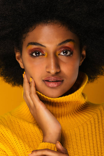 Portré, szép afro-amerikai nő egy stúdióban, a szépség munkamenet - gyönyörű lány pózol a színes háttérrel - Fotó, kép