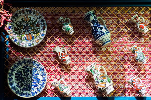 Turistický obchod se suvenýry barevné tečkované Budapešť ručně vyráběné porcelánové talíře, Budapešť v Maďarsku - Fotografie, Obrázek