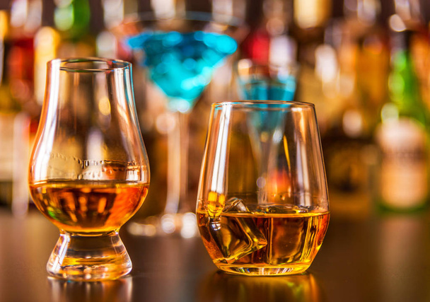 Schottischer Whisky im Glas mit Eiswürfeln, goldener Whisky, exklusives Getränk - Foto, Bild