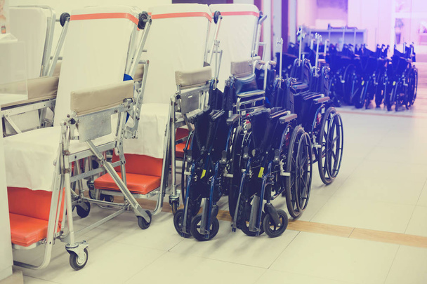 szpitalu wózek, wózek inwalidzki na kanapie badania w szpitalu - Zdjęcie, obraz