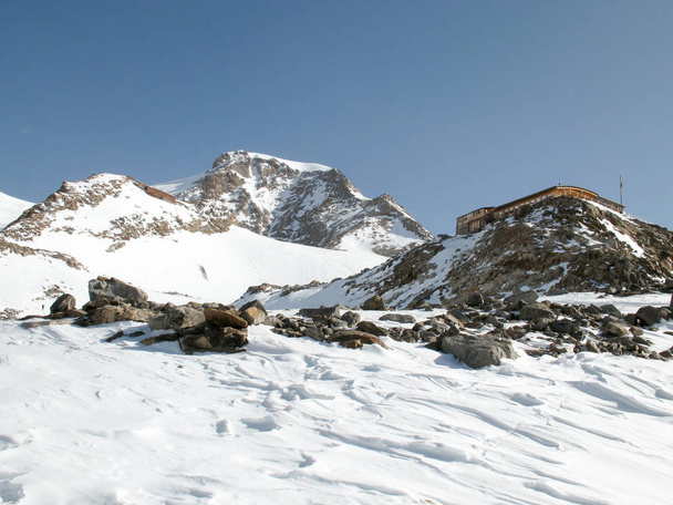 冬のマントヴァの山小屋とスイスのモンテ ・ ローザの範囲の山の風景 - 写真・画像
