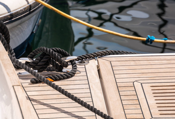 crampon de quai sur le côté d'un bateau dans une petite marina, un élément d'équipement de plaisance, la sécurité
 - Photo, image