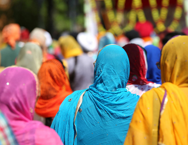 procesión religiosa sij con muchas mujeres cubiertas con velos de seda de colores
 - Foto, Imagen