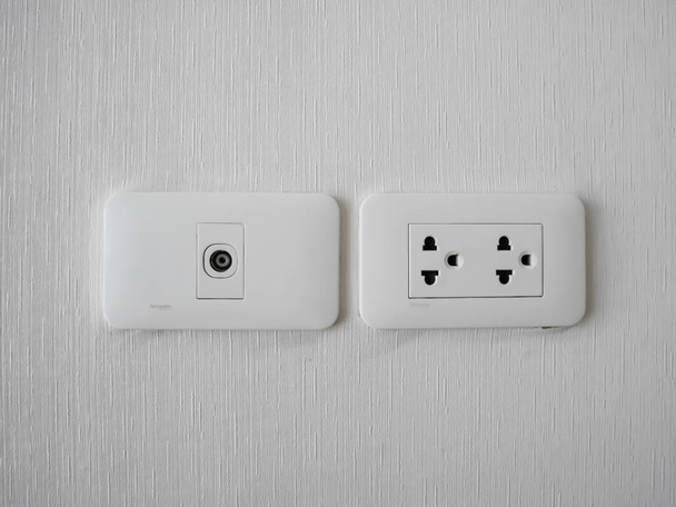 Підключіть в електричну розетку розетки на стіні. розетки plug торгових точок зі стилем Ac 220 вольт (220 в). Білий розетки на стіні у Таїланд - Фото, зображення