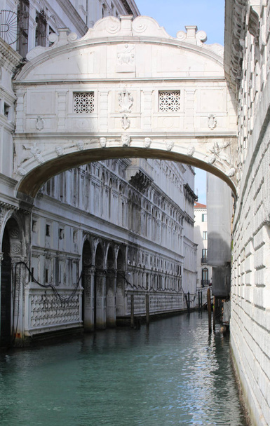 Most Westchnień o nazwie Ponte dei Sospiri w języku włoskim w Wenecji we Włoszech. Zamknięty most jest wykonana z białego wapienia, ma windows z kamienia bary, przechodzi nad Rio di Palazzo i łączy więzienia pokoje przesłuchań w Du - Zdjęcie, obraz