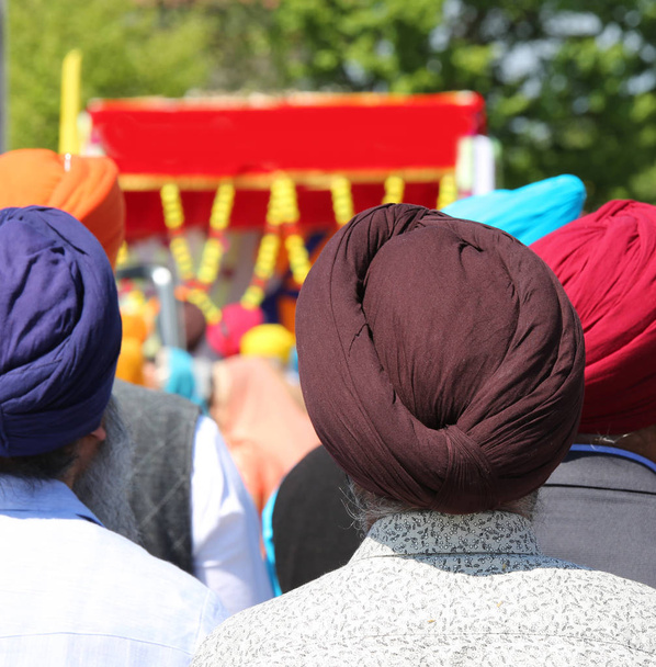 indische religiöse Sikh-Prozession mit Männern mit großen Turbanfarbstoffen - Foto, Bild