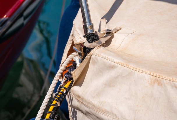 koç boynuzu yan tarafında küçük bir Marina yachting donanımları, güvenlik unsuru bir tekne dok - Fotoğraf, Görsel