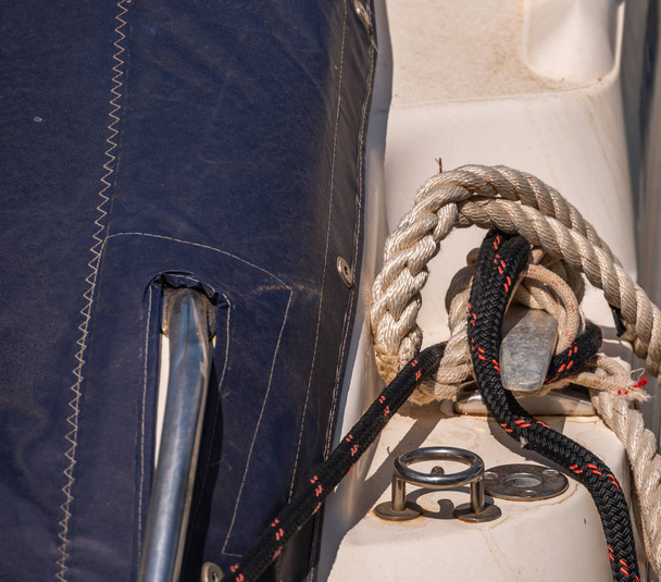 dok Klang aan de zijkant van een boot in een kleine jachthaven, een element van yachting apparatuur, veiligheid - Foto, afbeelding
