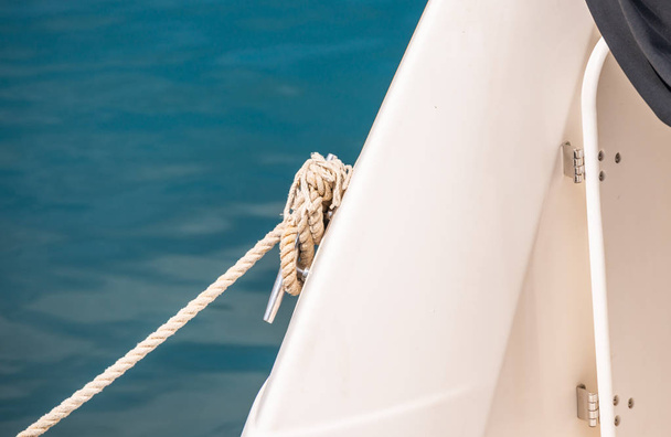 αποβάθρα σφήνα από την πλευρά της μια βάρκα σε μια μικρή μαρίνα, ένα στοιχείο εξοπλισμού yachting, ασφάλεια - Φωτογραφία, εικόνα