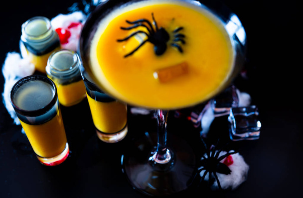 ürpertici halloween parti kokteyller ile kan, örümcekler ve buz küpleri, içki partisinde - Fotoğraf, Görsel