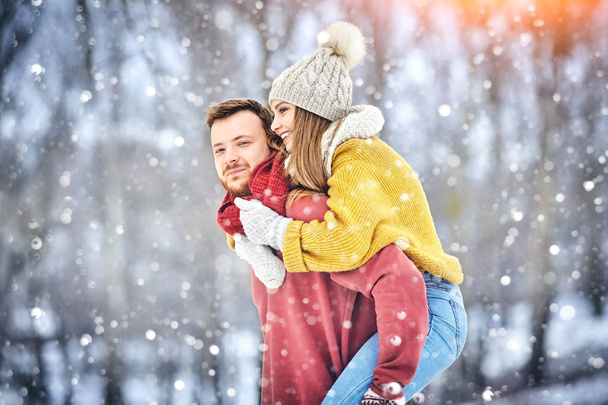 Щасливі молоді пари в зимовий парк сміятися і весело. Сім'ї на відкритому повітрі. - Фото, зображення