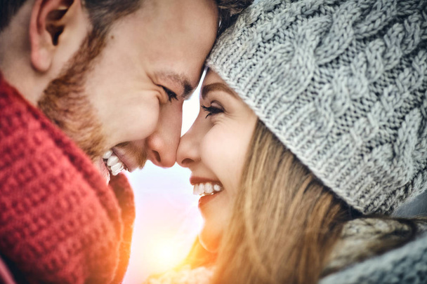 Happy νεαρό ζευγάρι στο χειμερινό πάρκο γελώντας και διασκεδάζοντας. Οικογένεια σε εξωτερικούς χώρους. Κοντινό πλάνο. - Φωτογραφία, εικόνα