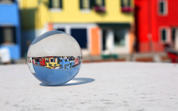 Hangi içinde bir lens gibi eylemlerdir büyük cam küre Burano adası yakınlarında Venedik İtalya renkli evlerde öngörülen - Fotoğraf, Görsel