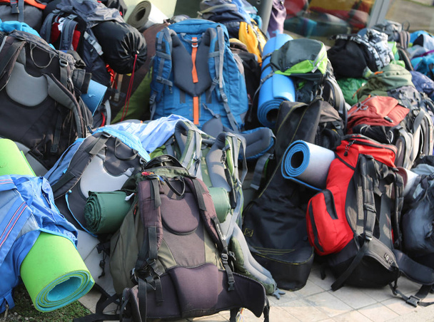 багато рюкзаків хлопчиків і дівчат-розвідників під час літнього табору
 - Фото, зображення