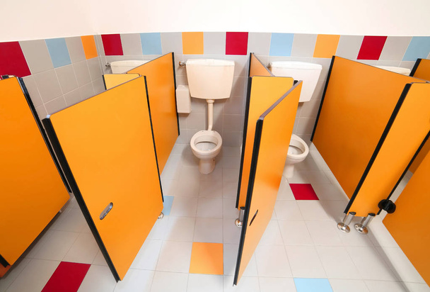 salle de bain d'une maternelle sans enfants et les portes ouvertes
 - Photo, image