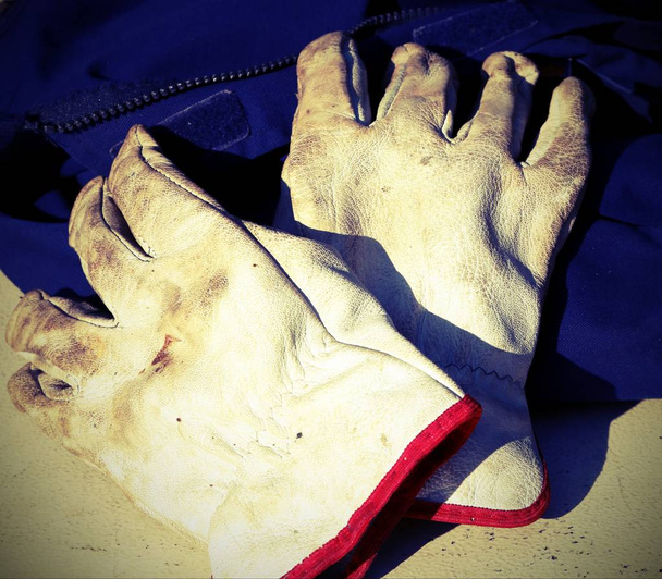 古いトーン効果で労働者のストライキ中の労働者のオーバー オールの上の作業用手袋 - 写真・画像