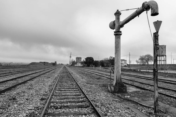 アグアダ。アロヨ Malpartida で鉄道の線路のある風景には鉄道駅があります。エストレマドゥーラ州。スペイン. - 写真・画像