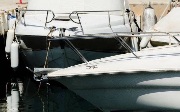 ヨットやモーター ボートの要素をクローズ アップ、港に停泊港で熱い日マリーナ - 写真・画像