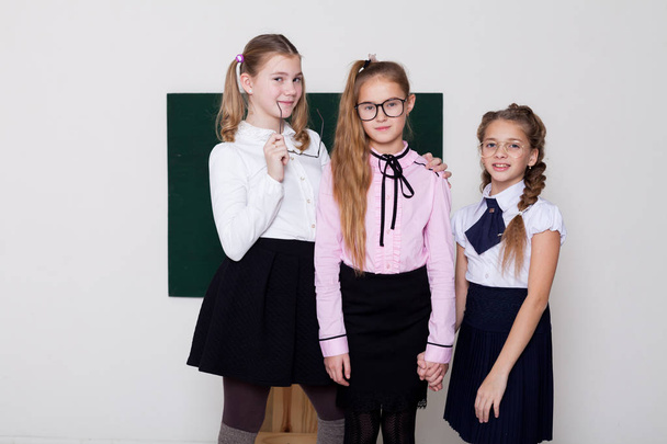 kolme tyttöä lasit liitutaulu luokassa oppitunti
 - Valokuva, kuva