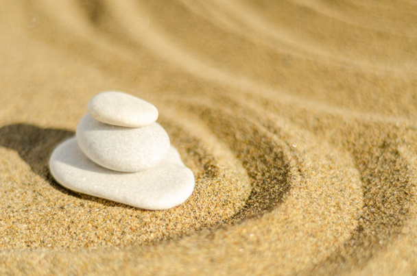 zen méditation pierre dans le sable, concept de pureté harmonie et spiritualité, spa bien-être et fond de yoga, harmonie
 - Photo, image