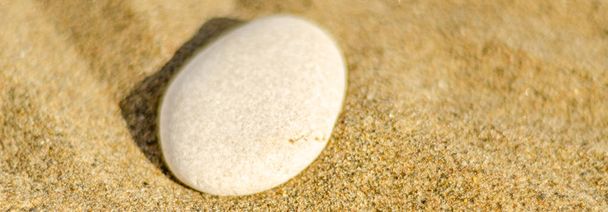 Zen stone medytacji w piasku, koncepcję czystości harmonii i duchowości, tło i Joga wellness spa, harmonia - Zdjęcie, obraz