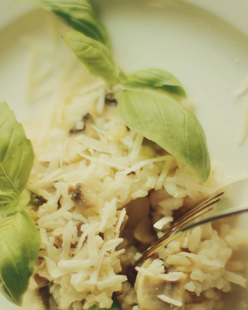 Avrupa ve Akdeniz yemekleri kavramı - mantarlı risotto tarifi, zarif görsel tarz - Fotoğraf, Görsel