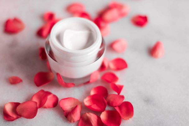 luxe face cream and rose petals - cosmetics with flowers styled beauty concept, elegant visuals - Foto, Imagem