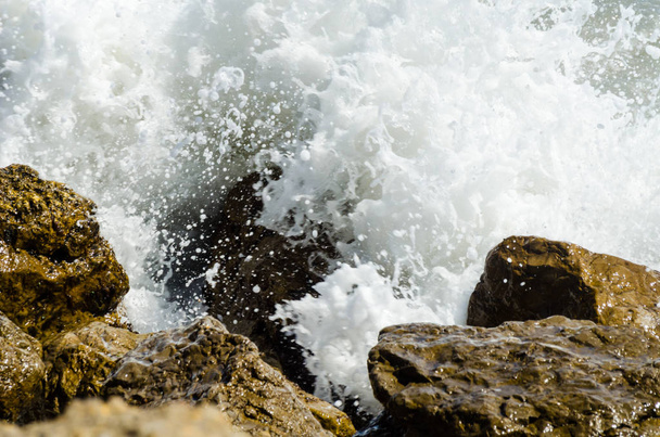 Удивительное море с голубой летней волной и скалами, расслабляющий вид на скалы и воду, природу
 - Фото, изображение