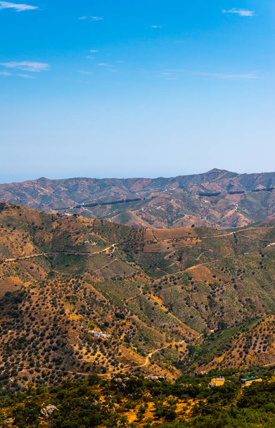 bela vista das montanhas na região da Andaluzia, casas e terras agrícolas nas encostas das montanhas, natureza
 - Foto, Imagem