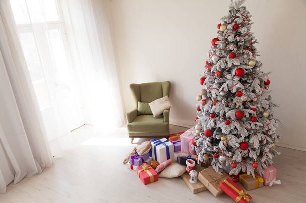 Árvore de Natal luzes de guirlanda ano novo presentes de férias casa branca
 - Foto, Imagem