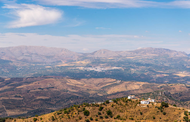 красивый вид на горы в регионе Андалусии, дома и сельхозугодия на склонах гор, природа
 - Фото, изображение
