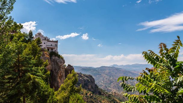 όμορφη θέα των βουνών της περιοχής της Ανδαλουσίας, σπίτια και χωράφια στις πλαγιές των βουνών, φύση - Φωτογραφία, εικόνα