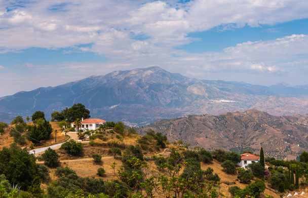 belle vue sur les montagnes dans la région de l'Andalousie, maisons et terres agricoles sur les pentes de montagnes, la nature
 - Photo, image