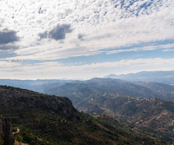 bela vista das montanhas na região da Andaluzia, casas e terras agrícolas nas encostas das montanhas, natureza
 - Foto, Imagem