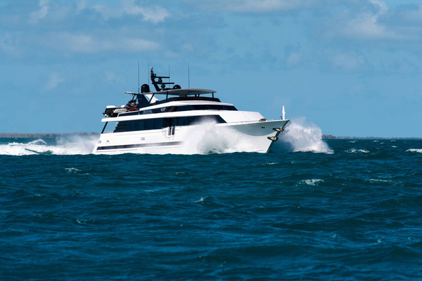 Bateau de luxe blanc s'écrasant à travers les vagues en Floride clés
 - Photo, image