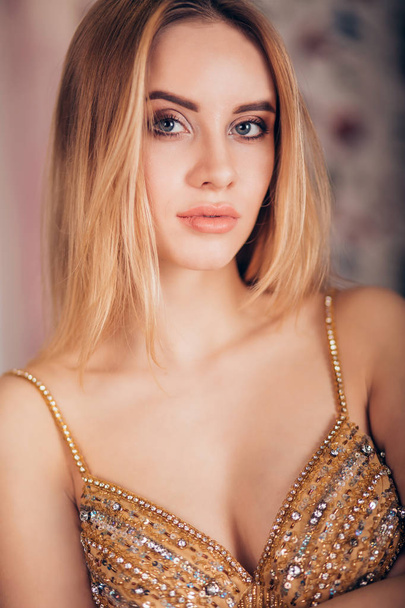 Close up portrait of sexy smiling blonde woman at party. Beautiful girl with a gentle makeup looking at the camera - Foto, Bild