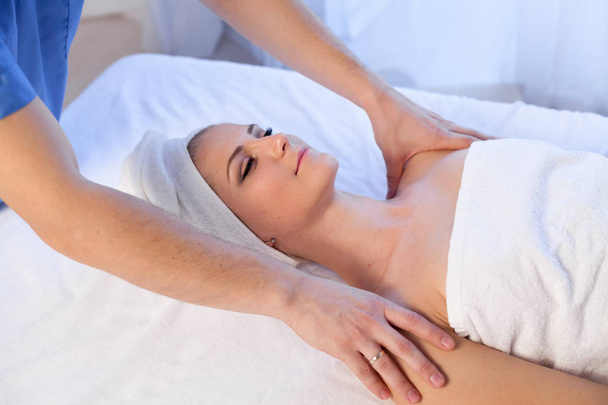 piękna kobieta sprawia, że masaż leczniczy terapii terapeuta masażu twarzy i szyi - Zdjęcie, obraz