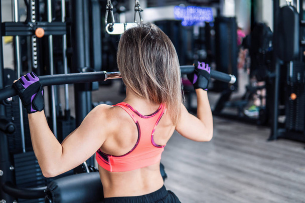 Jeune femme en forme faisant de l'exercice dans la salle de gym
 - Photo, image