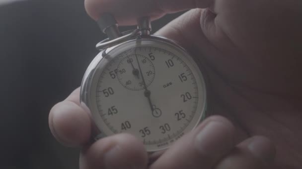Bir kişi bir kronometre gri arka plan, başlangıç Close-up. 4k, 10 Bit, 4:2:2. - Video, Çekim