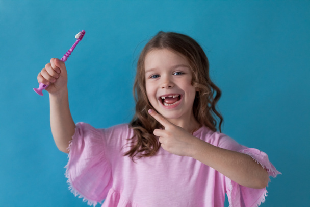 μικρό όμορφο κορίτσι καθαρίζει τα δόντια οδοντόβουρτσα οδοντιατρικής - Φωτογραφία, εικόνα