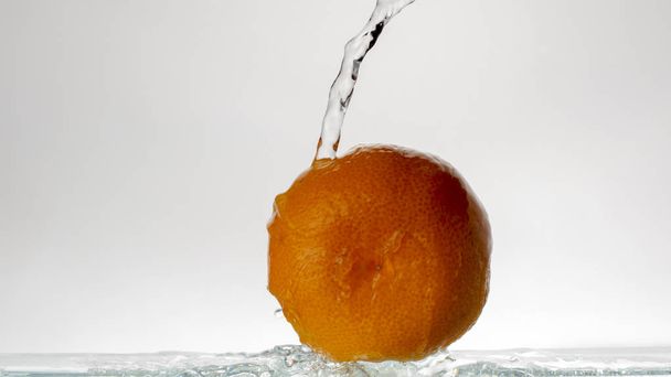 Grand mandarin entier jeté à l'eau
. - Photo, image