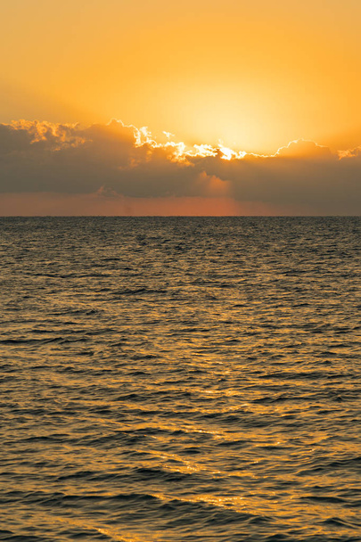 Színes dawn felett a tenger, naplemente. Gyönyörű varázslatos naplemente a tenger fölött. függőleges fénykép. - Fotó, kép