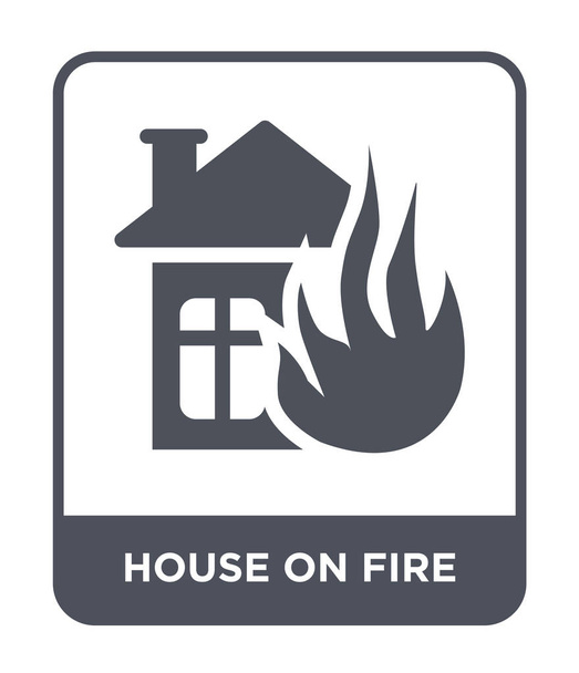 Haus in Flammen Ikone im trendigen Design-Stil. Haus in Flammen Symbol isoliert auf weißem Hintergrund. Haus in Flammen Vektor Symbol einfache und moderne flache Symbol. - Vektor, Bild