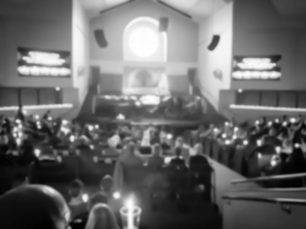 Un ton vintage brouille la tradition abstraite d'allumer des bougies et de chanter une nuit silencieuse ensemble à Baptist Church au Texas, États-Unis
 - Photo, image
