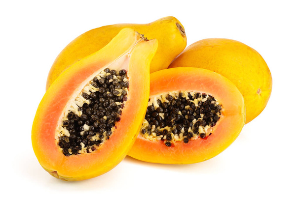 rijpe gesneden papaya geïsoleerd op een witte achtergrond - Foto, afbeelding
