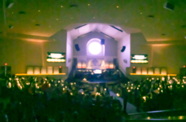 El tono vintage difuminó la tradición abstracta de encender velas y cantar Noche Silenciosa juntos en la Iglesia Bautista en Texas, EE.UU.
 - Foto, imagen