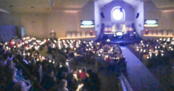 Panorama brouillé tradition de mouvement de la lumière des bougies et le chant Silent Night ensemble à l'église baptiste au Texas, États-Unis
 - Photo, image